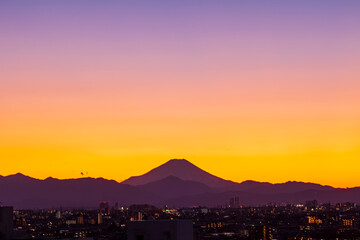 夕焼けの空と富士山