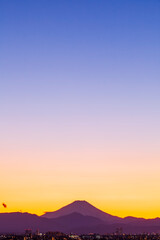 Fototapeta premium 夕焼けの空と富士山