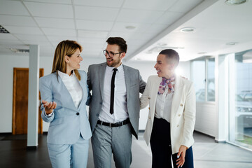 A group of business people are happy to summarize their impressions after the meeting.