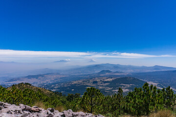 Iztaccíhuatl y Popocatépetl desde la cumbre del Parque Nacional Cumbres del Ajusco, México.