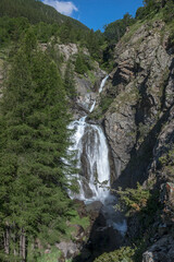 Fototapeta na wymiar Torrent des Lauzières , cascade du Parc National des Ecrins en été , Hautes-Alpes , France