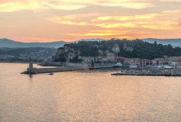 Fototapeta premium Soleil couchant sur Nice et la Côte d'Azur