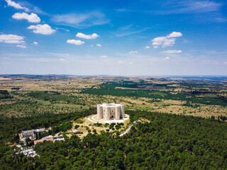 Vista aerea di castel del monte, patrimonio unesco, puglia - obrazy, fototapety, plakaty