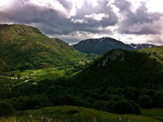 Valle verde en el norte de los Pirineos, Pirineos franceses (Borce, Francia). Paisaje natural del lado norte de los pirineos de principios de verano.