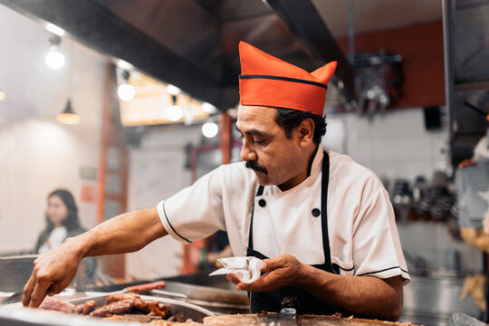 Taquero making tacos