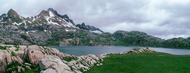 El ibón de Estanés o Astanés (ibón significa en aragonés, un pequeño lago glaciar situado...