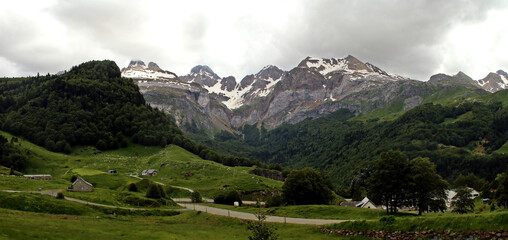 Picos de Aspe y Labata en la cara norte de los Pirineos (lado francés). Bonito paisaje de...