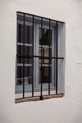  Jarra de porcelana antigua, a través de la ventana del baño
