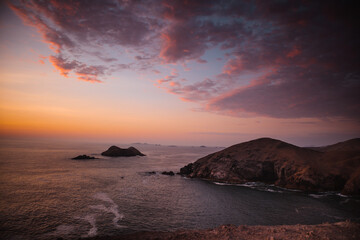 un hermoso atardecer en Perú