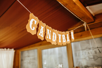 Obraz na płótnie Canvas Candy bar at the wedding banquet on a paper garland