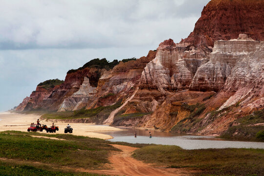 Fal&eacute;sias da Praia do Gunga