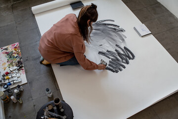 Reportage of an artist sketching with charcoal