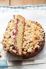 Strawberry yoghurt cake with crumble 