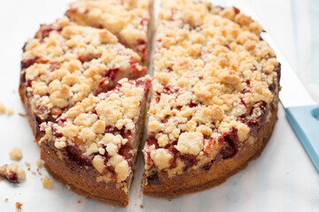Strawberry yoghurt cake with crumble 
