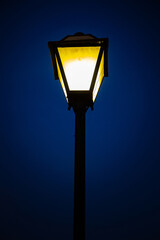 Detalhe da iluminação de estilo colonial na cidade de Pirenópolis com céu ao fundo.