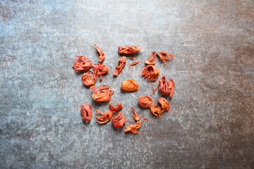 Raw whole dried Mace spice