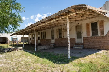 Zelfklevend Fotobehang Erick, Oklahoma - The abandoned and historic Motel along Route 66, view of the old rooms © MelissaMN