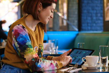 the girl is following the stock chart