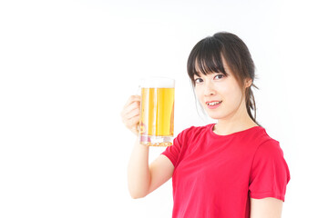 運動後にビールを飲む若い女性