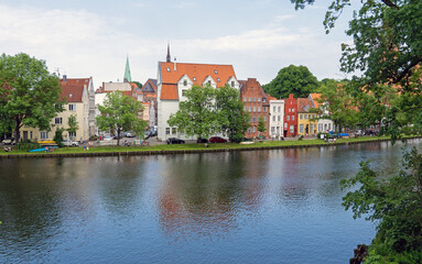 Fototapeta na wymiar Entlang der Trave in Lübeck