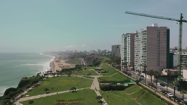 Parque con construcciones de ciudad - zoom in