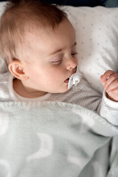 Newborn sleeping with a dummy