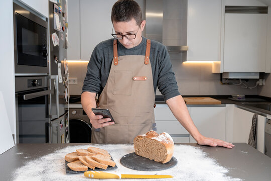 Man taking photos of slices of bread on the kitchen