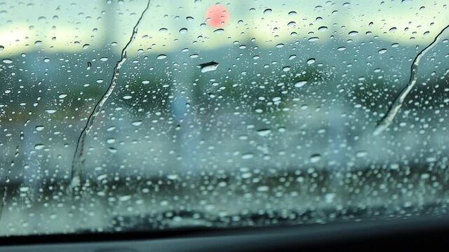 雨の日　窓ガラスの水滴　自動車運転　イメージ