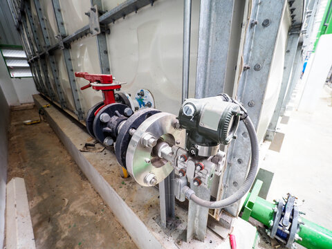 Level transmitter by pressure transmitter type was installed in power plant for monitor and control level tank.