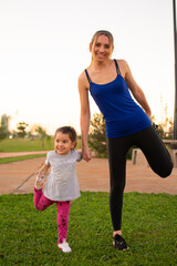 madre e hija haciendo estriación muscular juntas para empezar hacer ejercicio 