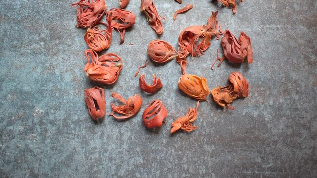 Raw whole dried Mace spice