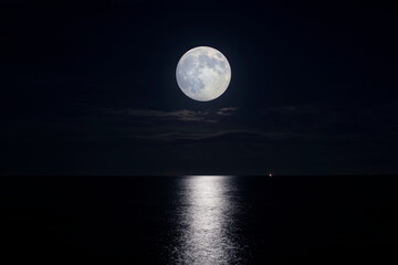 満月が海に光の道を輝かせる