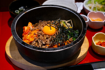 Stone-grilled bibimbap with plenty of vegetables from a yakiniku restaurant