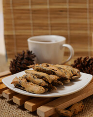 Bread biscuits with a bright theme. very suitable eaten together with a cup of hot tea. This bread has a crunchy texture and taste that is not too sweet so it is suitable for consumption by all ages.