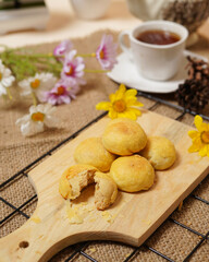 This pia tape cake, which is made using the main ingredient of sticky rice, is a typical cake from the city of Jember. Pie tape is available in two flavors, namely chocolate and cheese.