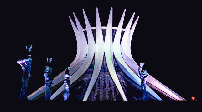 Catedral de Bras&iacute;lia. Fotografia noturna da Catedral Metropolitana Nossa Senhora Aparecida, projeto do arquiteto Oscar Niemeyer. Bras&iacute;lia, Distrito Federal - Brasil. 14 de Junho de 2021.