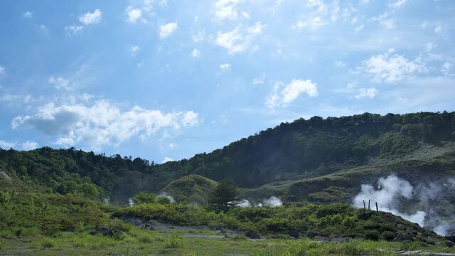 天然温泉のイメージ　火山の噴火口　大自然の中にある天然温泉