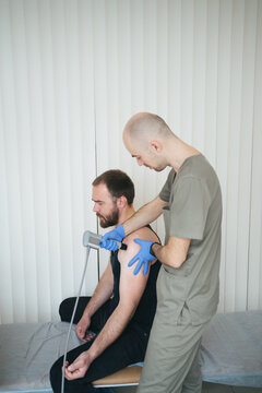 Doctor conducts treatment with patient in clinic