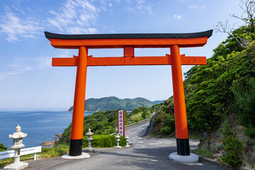 絶景の海岸線に建つ福徳稲荷神社　山口県下関市