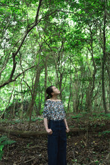 森の中の女性