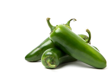 grupo de chiles jalapeños sobre un fondo de color blanco