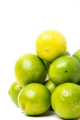 Grupo de limones verdes con fondo blanco