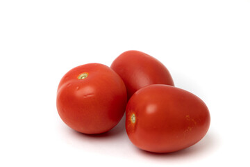 Jitomate con fondo blanco visto desde cerca