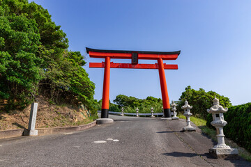 絶景の海岸線に建つ福徳稲荷神社　山口県下関市