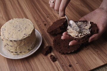 Spread the buttercream on the brownie slices to form the cake.
