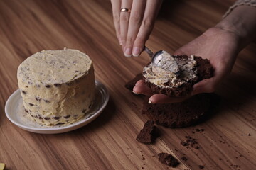 Spread the buttercream on the brownie slices to form the cake.