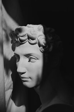 snail on statue.