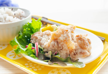 雑穀米と鶏の塩から揚げ