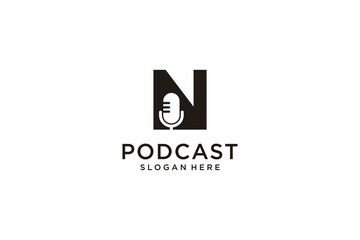 Obraz premium initial letter N with microphone podcast logo design template