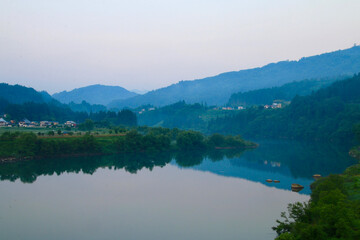 Obraz premium 早朝の只見川（福島県・柳津町）